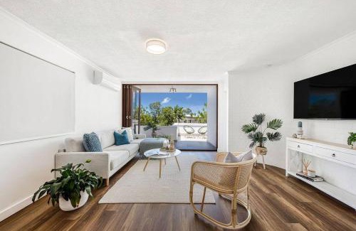Alexandra Headland Apartment | Lovely 2bd Unit, Patio and views. Best weekly rate