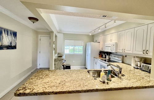 Pompano Beach Apartment | Lovely 2BED 2BA Apartment with pool near the beach