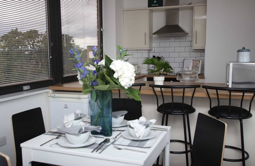 Watford Town Centre Apartment | Lovely 2Bedroom/2Bathroom Flat with FREE WIFI and Parking