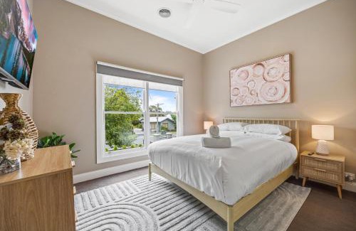 Golden Point House | Lovely 3-Bed with Alfresco Dining in Prime Suburb