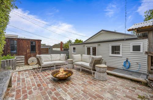 Golden Point House | Lovely 3-Bed with Alfresco Dining in Prime Suburb