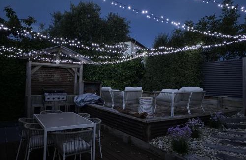 Golden Point House | Lovely 3-Bed with Alfresco Dining in Prime Suburb