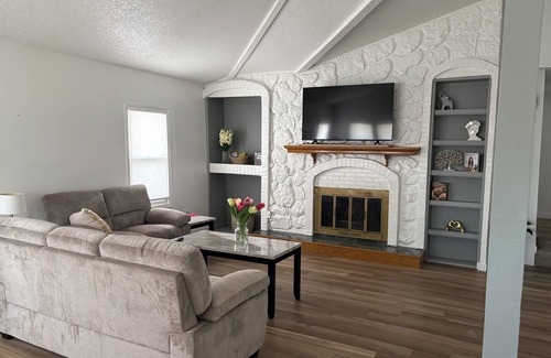 Berwick House | Lovely 3-bedroom house with AC in Des Moines