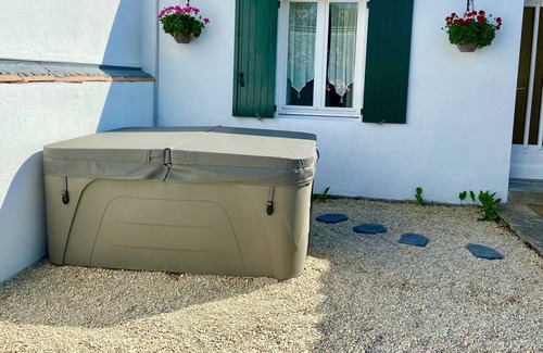 La Flotte House | Lovely 3 bedroom house over 2 buildings joined by 2 terraces and private garden