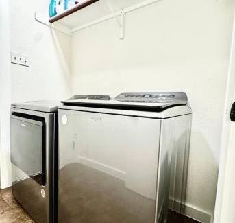 Manor House | Lovely 3BR with King Bed,15 Min from Downtown Austin