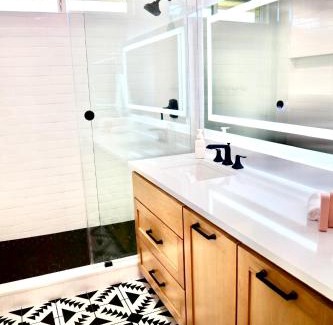 Manor House | Lovely 3BR with King Bed,15 Min from Downtown Austin