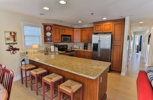 North End Condo | Lovely 4 bedroom, 3 bath condo 2 1/2 blocks from the beach