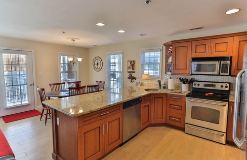 North End Condo | Lovely 4 bedroom, 3 bath condo 2 1/2 blocks from the beach