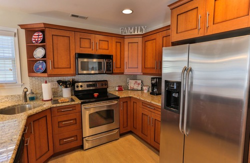 North End Condo | Lovely 4 bedroom, 3 bath condo 2 1/2 blocks from the beach