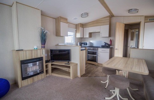 Felixstowe House | Lovely 4 berth holiday home at Felixstowe Beach Holiday Park ref 55008YC