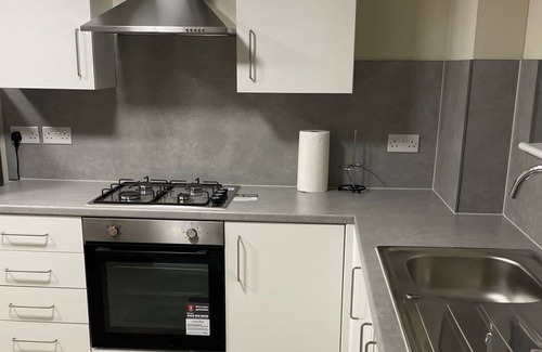 Basildon House | Lovely 5 Bedroom home with free parking and Wi-Fi