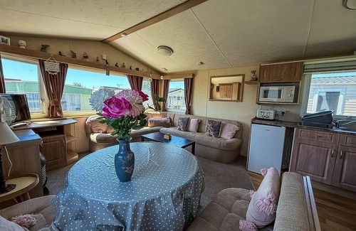 Walton on the Naze House | Lovely 6 berth caravan at Naze Marine Holiday Park in Essex ref 17003C