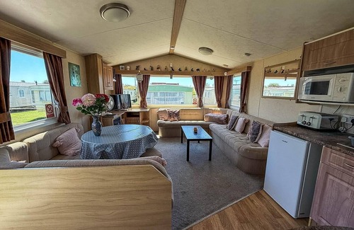 Walton on the Naze House | Lovely 6 berth caravan at Naze Marine Holiday Park in Essex ref 17003C