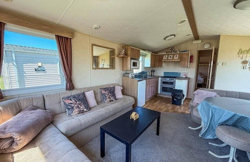 Walton on the Naze House | Lovely 6 berth caravan at Naze Marine Holiday Park in Essex ref 17003C