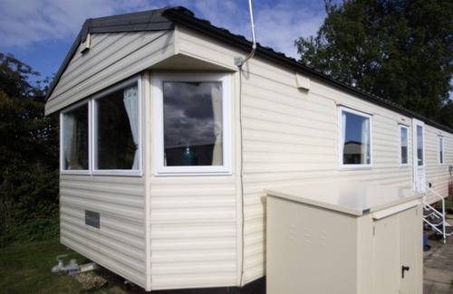 Louth House | Lovely 6 berth caravan at Sunnydale Park in Lincs ref 35111AF