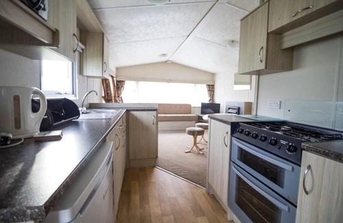 Walton on the Naze House | Lovely 6 berth caravan for hire at Naze Marine Park in Essex ref 17316BW