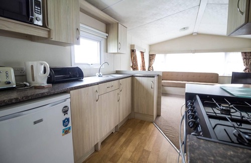 Walton on the Naze House | Lovely 6 berth caravan for hire at Naze Marine Park in Essex ref 17316BW