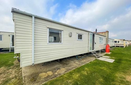 Walton on the Naze House | Lovely 6 berth caravan for hire at Naze Marine Park in Essex ref 17316BW