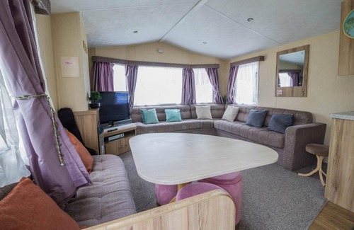 Hopton House | Lovely 8 berth caravan for hire at Broadland Sands in Suffolk ref 20380BS