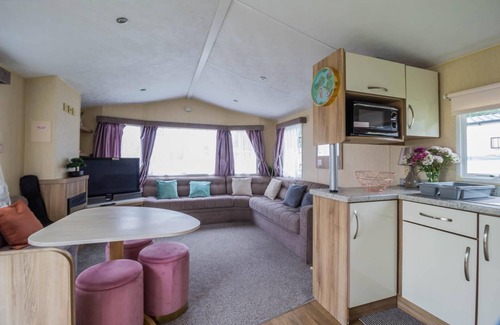Hopton House | Lovely 8 berth caravan for hire at Broadland Sands in Suffolk ref 20380BS