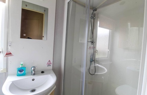 Hopton House | Lovely 8 berth caravan for hire at Broadland Sands in Suffolk ref 20380BS