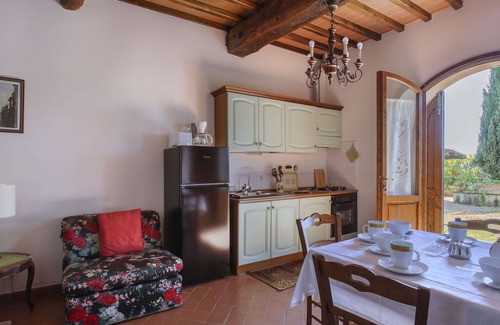 Castelfranco di Sopra Villa | Lovely apartment in villa for 3 guests with pool, WIFI, TV, patio and parking
