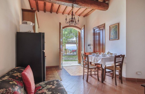 Castelfranco di Sopra Villa | Lovely apartment in villa for 3 guests with pool, WIFI, TV, patio and parking