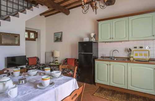 Castelfranco di Sopra Villa | Lovely apartment in villa for 3 guests with pool, WIFI, TV, patio and parking