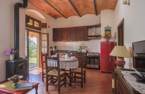 Castelfranco di Sopra Villa | Lovely apartment in villa for 4 people with pool, WIFI, TV and patio