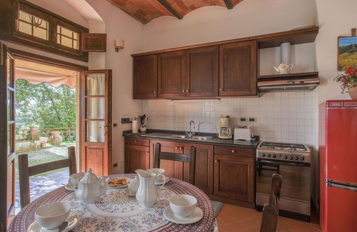 Castelfranco di Sopra Villa | Lovely apartment in villa for 4 people with pool, WIFI, TV and patio