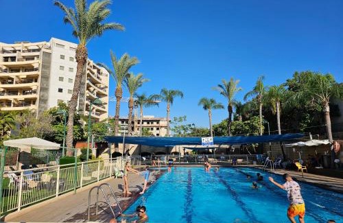 Ra'ananna Apartment | Lovely and Bright Apart, 2 Bed, 2 Bath, sleeps 5, Swimming pool - Jacuzzi & Gym