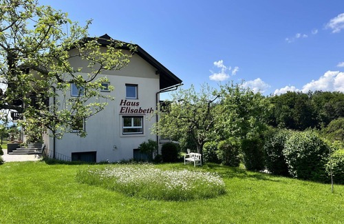 Augsdorf Apartment | Lovely apartment for 6 guests with WIFI, TV, balcony and parking