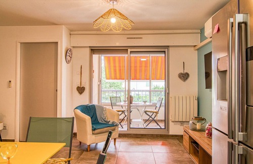 Le Brusc Apartment | Lovely apartment for 3 guests with A/C, TV, terrace and pets allowed