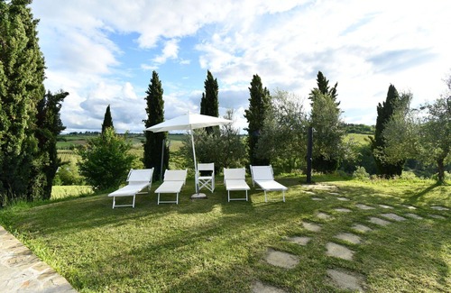 Quercegrossa Apartment | Lovely apartment for 3 people with WIFI, pool, A/C, TV, pets allowed and parking, close to Siena