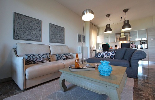 Desenzano del Garda Apartment | Lovely apartment for 6 guests with hot tub, sauna, A/C, WIFI, TV and terrace, close to Sirmione