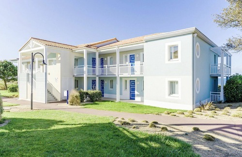 Chateau-d'Olonne Apartment | Lovely apartment for 4 people with pool, WIFI, TV, terrace and pets allowed