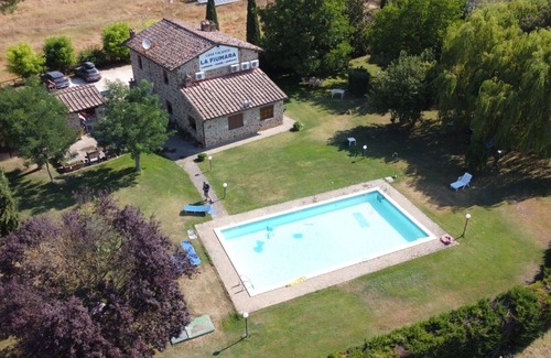 Poggiarello Villa | Lovely apartment in villa for 3 people with pool, A/C and TV, close to Siena