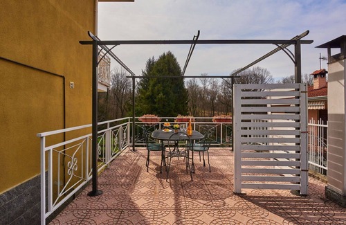 Laveno Apartment | Lovely apartment for 4 people with WIFI, TV, terrace and parking