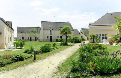 Azay-le-Rideau House | Lovely apartment in villa for 4 people with pool, WIFI, TV, terrace and pets allowed