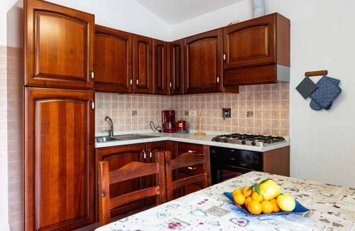 Diano Castello Apartment | Lovely apartment for 4 people with pool, WIFI, TV, terrace, pets allowed and parking