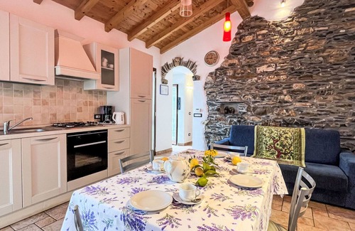 Valloria House | Lovely apartment in villa for 4 guests with WIFI, TV, patio and pets allowed
