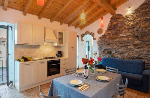 Valloria House | Lovely apartment in villa for 4 guests with WIFI, TV, patio and pets allowed