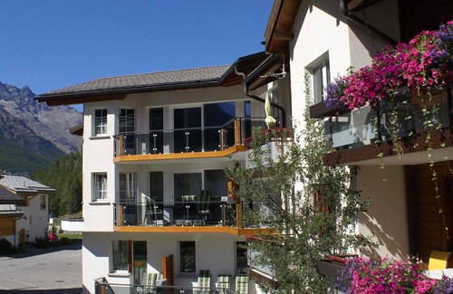 Saas Almagell Apartment | Lovely apartment for 6 people with WIFI, hot tub, TV and balcony