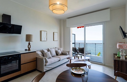 Ospedaletti Apartment | Lovely apartment for 4 guests with A/C, balcony, pets allowed and parking