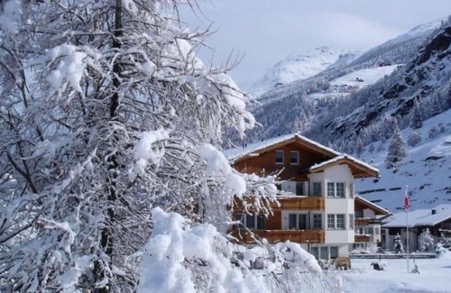 Saas-Fee Apartment | Lovely apartment for 5 people with WIFI, TV, balcony and pets allowed