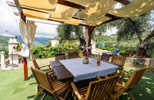 Civezza Apartment | Lovely apartment for 10 people with WIFI, pool, patio and pets allowed