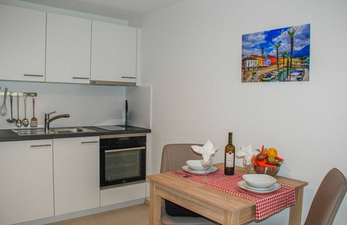 Orselina Apartment | Lovely apartment for 2 guests with WIFI, TV and patio