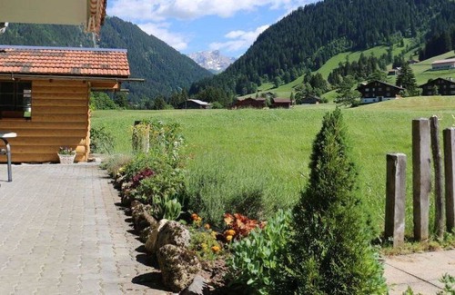 Saanenmöser Apartment | Lovely apartment for 3 people with WIFI, TV, balcony, pets allowed and parking