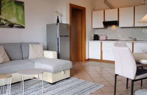 Colà Di Lazise Apartment | Lovely apartment for 3 guests with A/C, pool, TV, balcony, pets allowed and parking