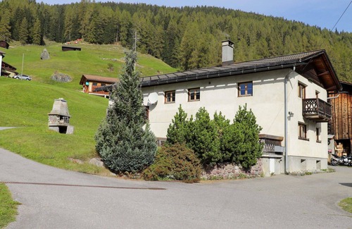 Frauenkirch Apartment | Lovely apartment for 3 people with WIFI, TV, terrace and panoramic view